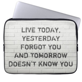 今日のライブ、やる気を起こさせる引用文 ラップトップスリーブ