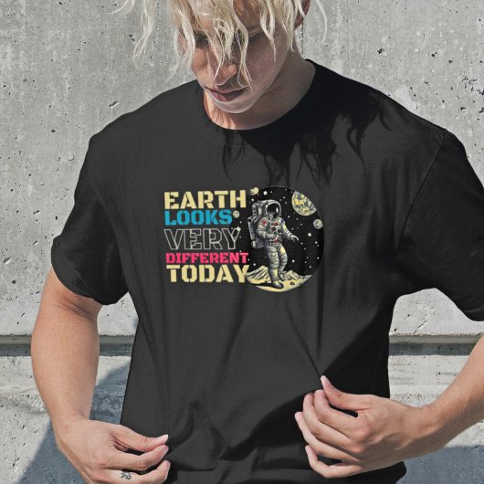 今日の地球違うの外観 – レトロ宇宙飛行士 Tシャツ