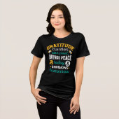 今日の平和は感謝から - ポジティブな信仰 トライブレンドTシャツ (正面全面)