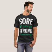 今日の痛み強い明日 – ジムフィットネストレーニング Tシャツ (正面フル)