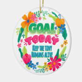 今日の目標は小さな人間たちを生き延びさせることだ セラミックオーナメント (左)