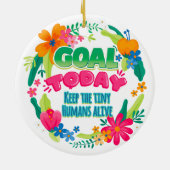今日の目標は小さな人間たちを生き延びさせることだ セラミックオーナメント (裏面)