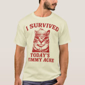 今日の腹痛を乗り越えた 猫の面白いデザイン Tシャツ (正面)