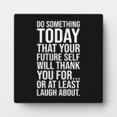 今日の自分の将来を何かする – おもしろい引用文 フォトプラーク (正面)