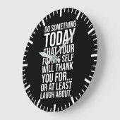 今日の自分の将来を何かする – おもしろい引用文 ラージ壁時計 (傾斜)