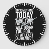 今日の自分の将来を何かする – おもしろい引用文 ラージ壁時計 (正面)