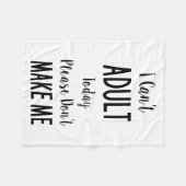 今日は大人にならない – おもしろい引用文、ユーモア フリースブランケット (正面(横))