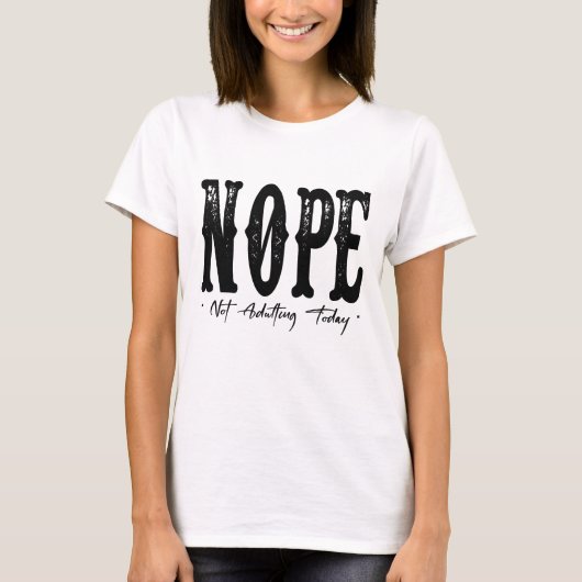 今日は大人になるのやめますTシャツ - 面白い怠惰な日のTシャツ Tシャツ (正面)