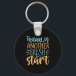 今日は新たなスタートやる気を起こさせる引用文 キーホルダー<br><div class="desc">今日は新たなスタートだ。そし感動的てやる気を起こさせる、ダイエットやフィットネス・ジュニーで始まろうとしている人々のためのスローガンデザイン。この可愛い手書きタイポグラフィ素晴らし商品は新年の決意を再開し、再び始める。良いバイブ前向きス、態度、知恵の言葉やインスパイア他の強く、勇敢で、仕事の懸命、信仰を持ち、勇気を持ち、親切で、決して上に出て行かないこと与えを広げる。家族素晴らしや友人のためのクリスマスプレゼントと誕生日プレゼント。</div>