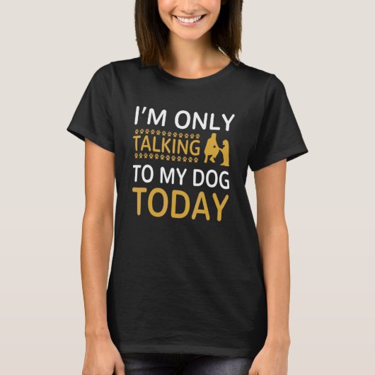 今日は犬としか話さないおもしろい犬 Tシャツ (正面)