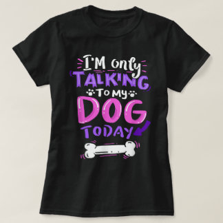 今日は犬にだけ話しかけるデザイン Tシャツ