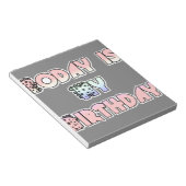 今日は私の誕生日ベビーピンクアートプリント ノートパッド (アングル)