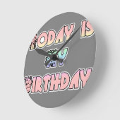 今日は私の誕生日ベビーピンクアートプリント ラウンド壁時計 (傾斜)