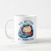 今日は違う、明日は違う – 猫のユーモアを内向きに コーヒーマグカップ (左)