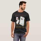 今日は馬鹿なことを言って休むかもしれないガチョウ おもしろ鳥 Tシャツ (正面フル)