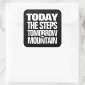 今日やる気を起こさせるのステップ明日の山 スクエアシール (バッグ)