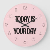 今日ガーリーのソフトピンクはあなたの日の引用文 ラージ壁時計 (正面)