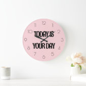今日ガーリーのソフトピンクはあなたの日の引用文 ラージ壁時計 (ホーム)
