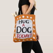 今日トートバッグで犬を抱き締める トートバッグ (クローズアップ)