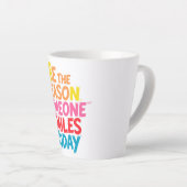 今日人がスマイルする理由になる カフェラテマグ (右アングル)