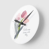 今日人がスマイルする理由はピンク・チューリップス赤面 ラウンド壁時計 (傾斜)