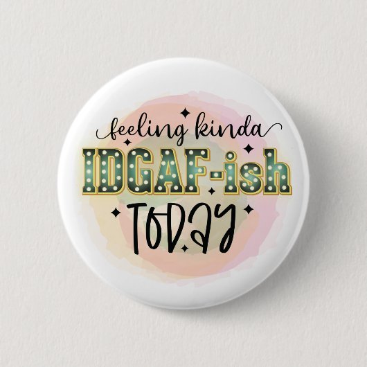 今日感じは違う – IDGAF – 皮肉おもしろい的 缶バッジ (正面)