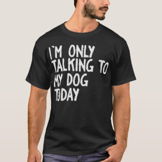 今日犬と話しかけている女性おもしろい犬 Tシャツ