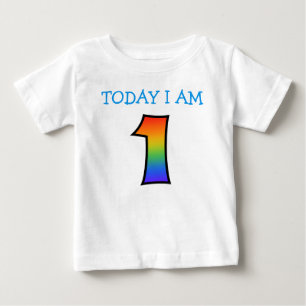 "今日私は虹の勾配との1才です ベビーTシャツ