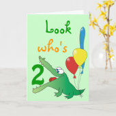 今日2はだれであるか見て下さい! かわいいワニの誕生日カード カード (黄色い花)