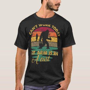 今日、私の腕はキャスト漁師Sasで働くことができない Tシャツ
