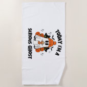 今日、私は深刻な幽霊コーヒーカボチャのハロウィーンだ ビーチタオル (正面)