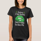 今日、私はSassyとFriskyを取得するのでキス私のSt Patrick Tシャツ (正面)