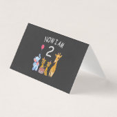 今私は2歳になりました 動物園での2歳の誕生日 赤ちゃん (正面)