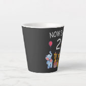 今私は2歳になりました 動物園での2歳の誕生日 赤ちゃん カフェラテマグ (正面)