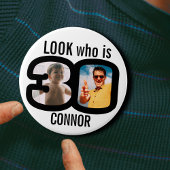 今30歳の人を見て写真白黒 缶バッジ