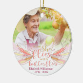 今、彼女は蝶の写真の記念撮影で飛ぶ セラミックオーナメント (左)