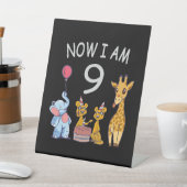 今、私は動物園で9歳の9誕生日だ 台座サイン (インサイチュ)