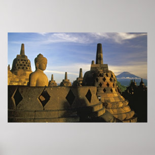 仏の彫像、Stupasおよび火山、Borobudur ポスター