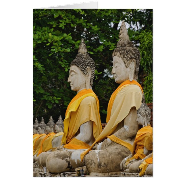 仏像の列 ワットヤイチャヤモンコン寺院 (正面)