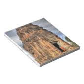 仏教の僧侶が寺院の入り口に立つ ノートパッド (アングル)