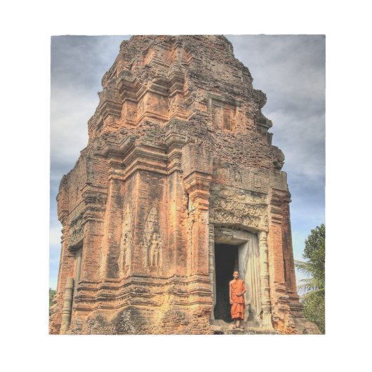 仏教の僧侶が寺院の入り口に立つ ノートパッド (正面)