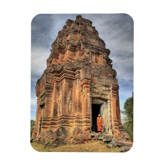 仏教の僧侶が寺院の入り口に立つ マグネット (縦)