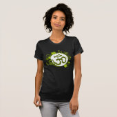 仏教の緑の花柄Om Tシャツ (正面フル)