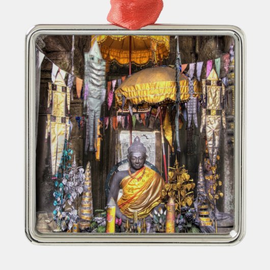 仏教寺院内の祭壇エリアの景色、 メタルオーナメント (正面)