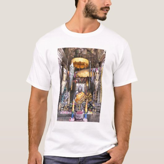 仏教寺院内の祭壇エリアの景色、 Tシャツ (正面)