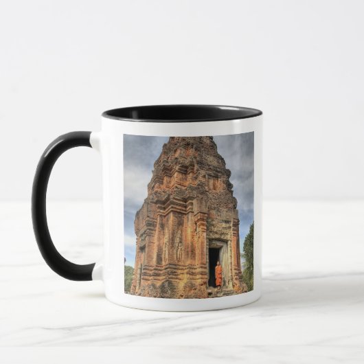 仏門の僧侶が寺院の入り口に立つ マグカップ (左)