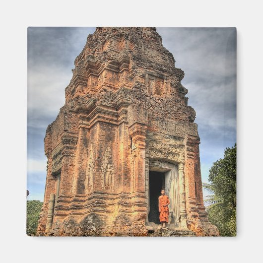 仏門の僧侶が寺院の入り口に立つ マグネット (正面)