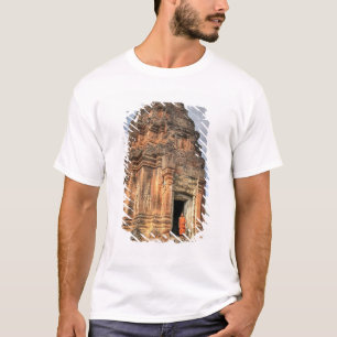 仏門の僧侶が寺院の入り口に立つ Tシャツ