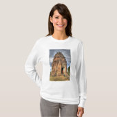 仏門の僧侶が寺院の入り口に立つ Tシャツ (正面フル)
