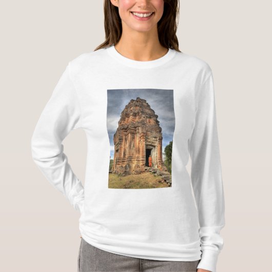 仏門の僧侶が寺院の入り口に立つ Tシャツ (正面)